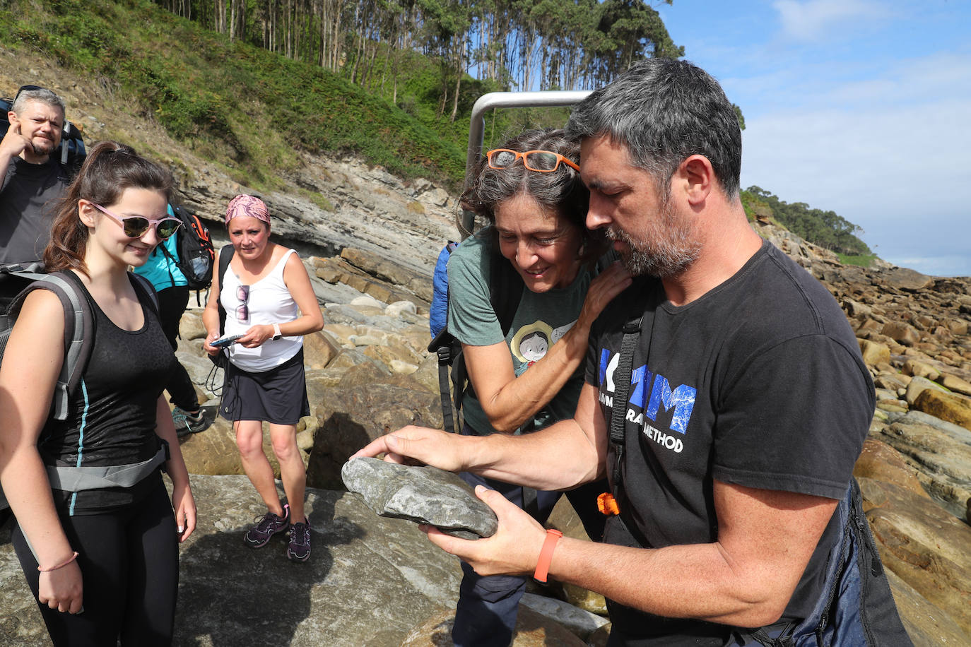 Fotos: Así se recuperan las huellas de dinosaurio en Asturias