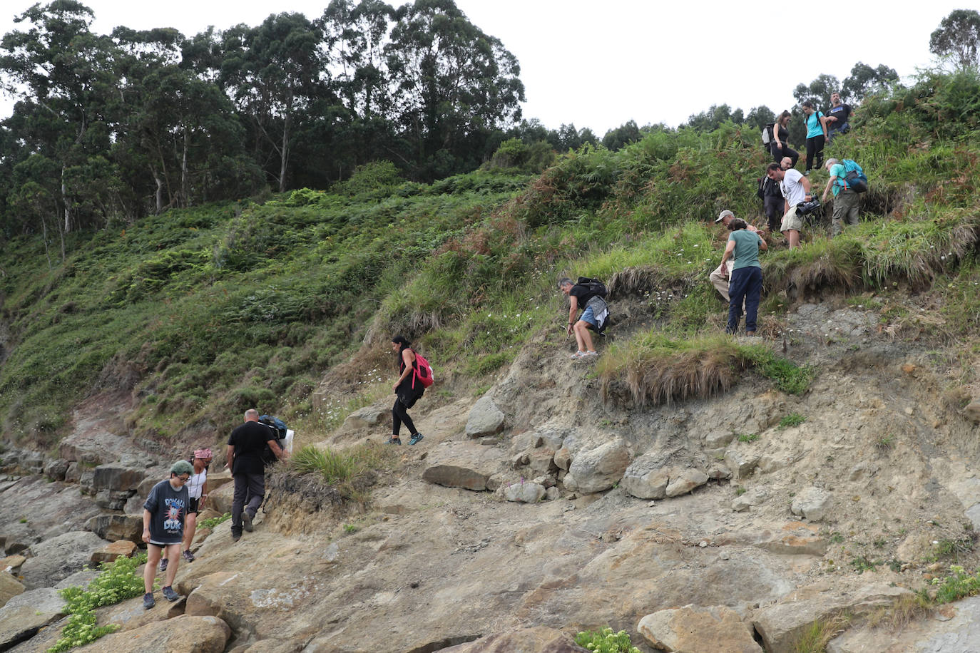 Fotos: Así se recuperan las huellas de dinosaurio en Asturias