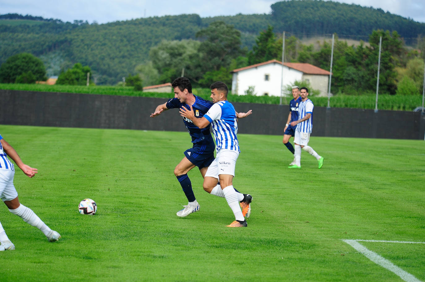 El Real Oviedo firma un empate sin goles ante el Deportivo Alavés