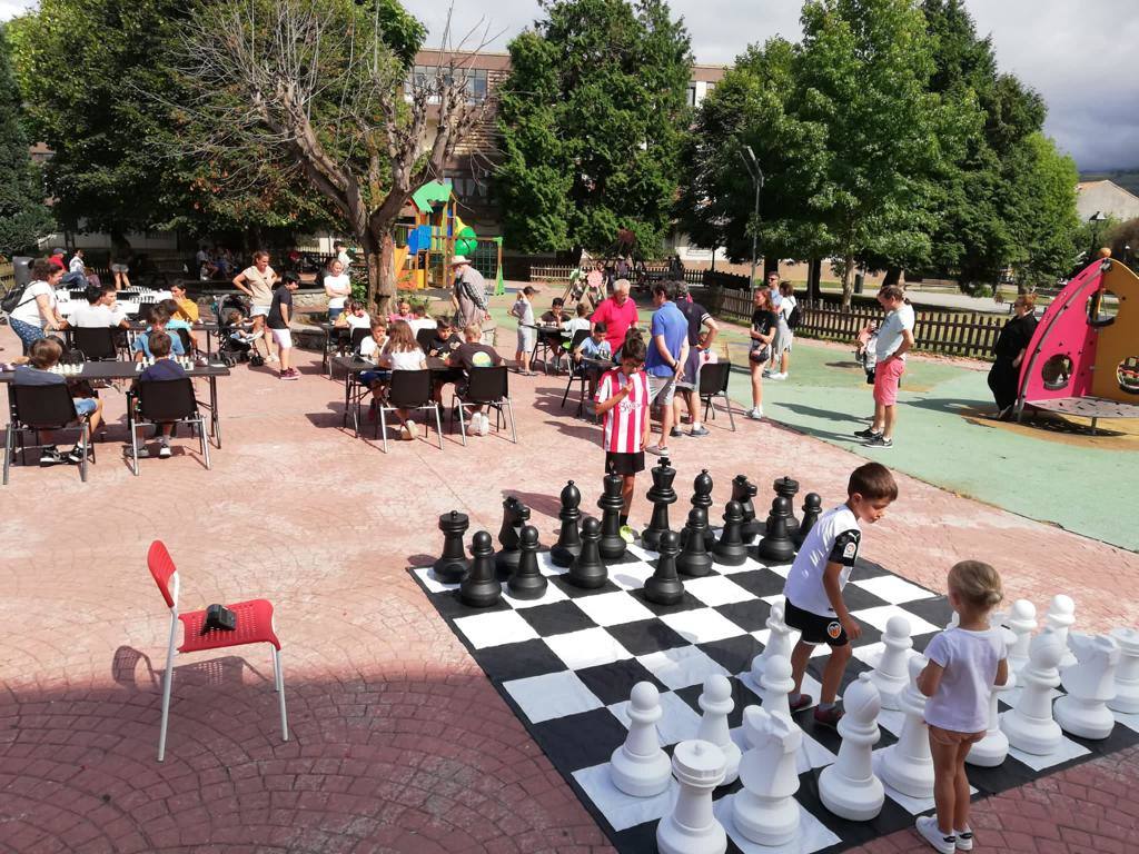 Otra vista con el tablero gigante en primer término.