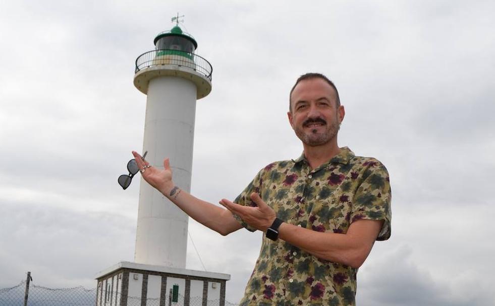 En la imagen: Lluces. Alex O'Dogherty, junto al icónico faro que tanto juego dio en la serie 'Doctor Mateo'. En el vídeo: Alex O'Dogherty vuelve a Lastres y recuerda el rodaje de Doctor Mateo. 