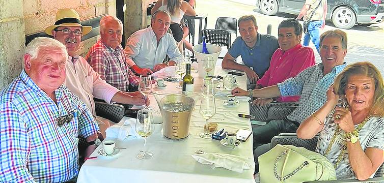 La peña Cocheras comió en Luciano antes de presenciar la corrida.