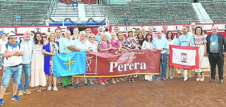 La peña Miguel Ángel Perera en el coso de Cuatro Caminos. 