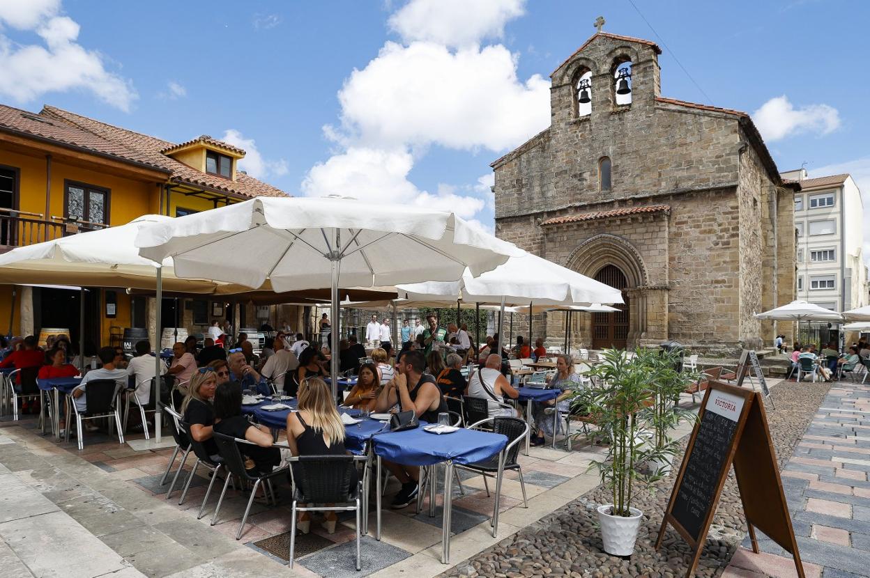 Imagen de la Plaza del Carbayo ayer con la fachada de la iglesia vieja de Sabugo. 