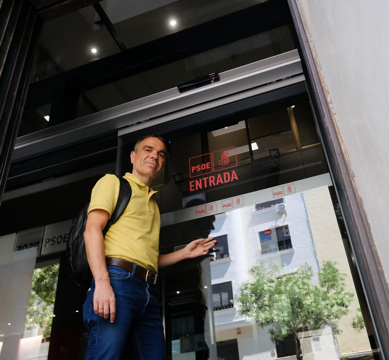Iván Fernández, a la entrada de la sede nacional del PSOE, en la calle de Ferraz, en Madrid. 