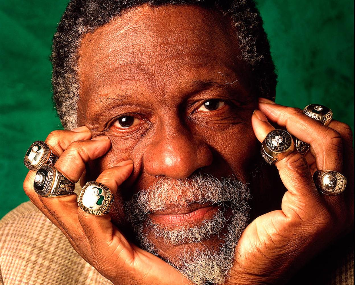 Bill Russell, con los once anillos que conquistó en la NBA. 