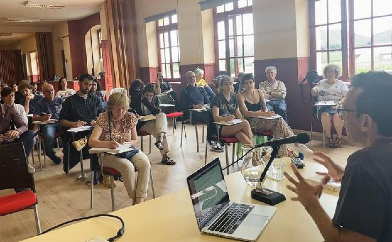 El filósofo y sociólogo César Rendueles durante una de sus sesiones en la Escuela de Verano de Villapedre.