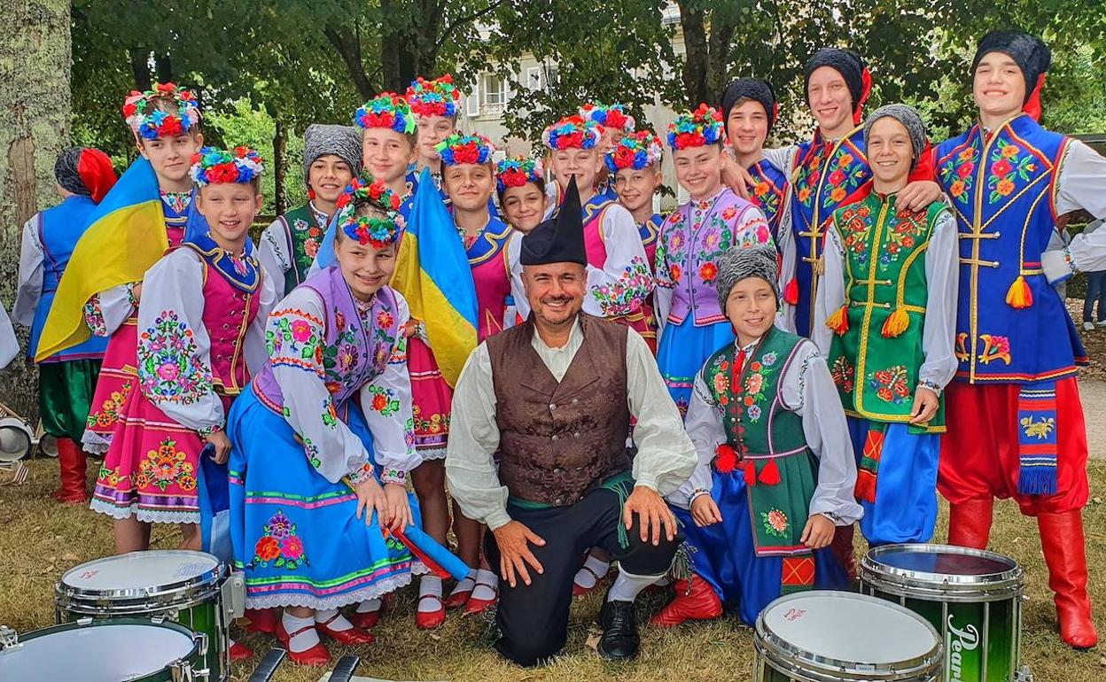 El director de la Reina del Truébano junto al grupo Barvynok.