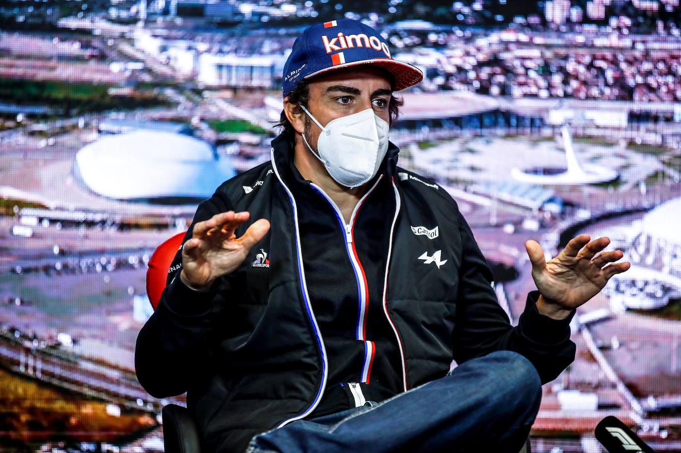 Fernando Alonso durante una conferencia de prensa en el circuito Sochi Autodrom, en Sochi, Rusia, en 2021.