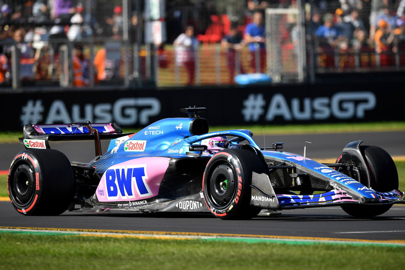 Fernando Alonso durante la primera sesión de entrenamientos del Gran Premio de Fórmula 1 de Australia en el circuito Albert Park de Melbourne, Australia, en 2022.