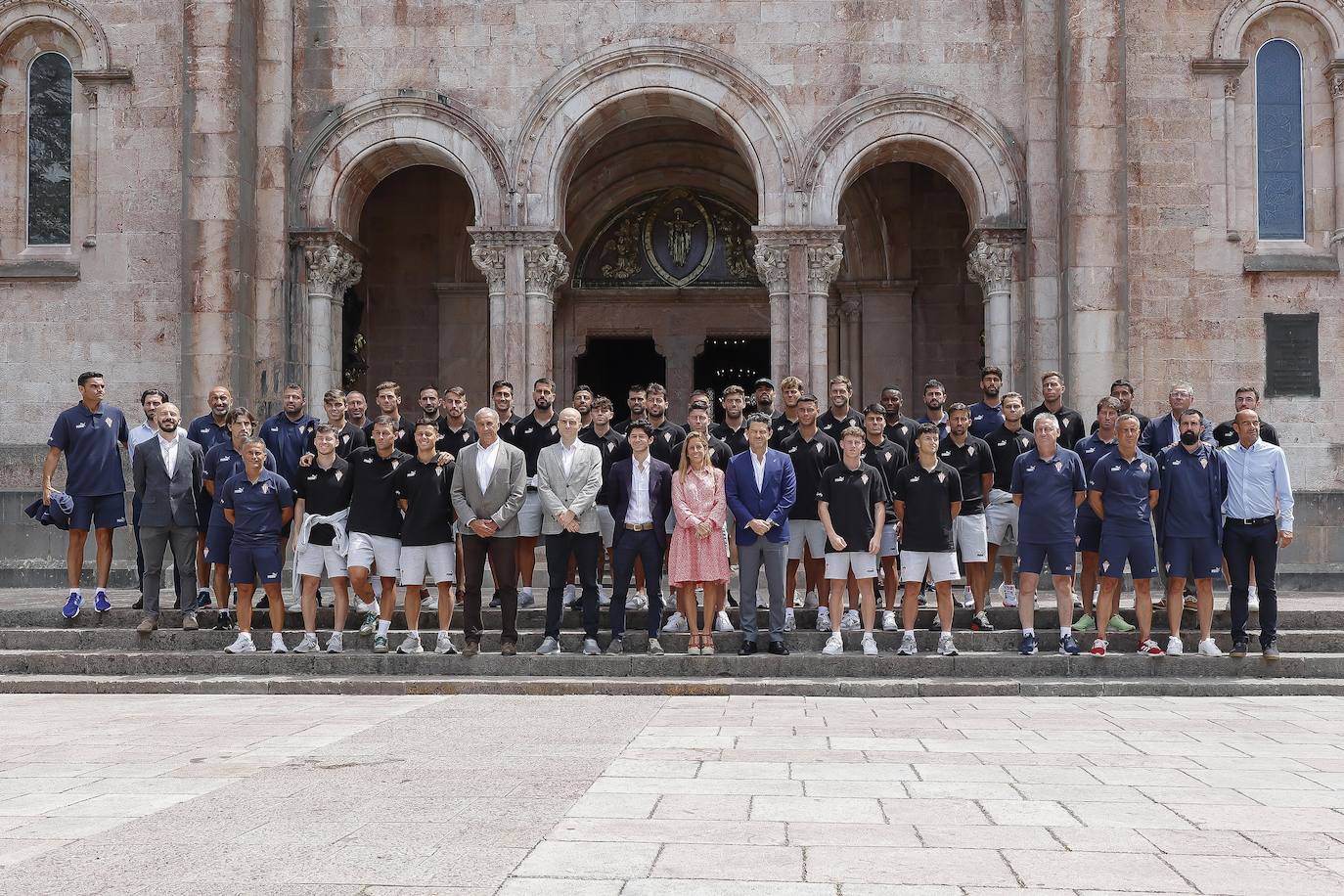 Fotos: El Sporting visita a la Santina en Covadonga