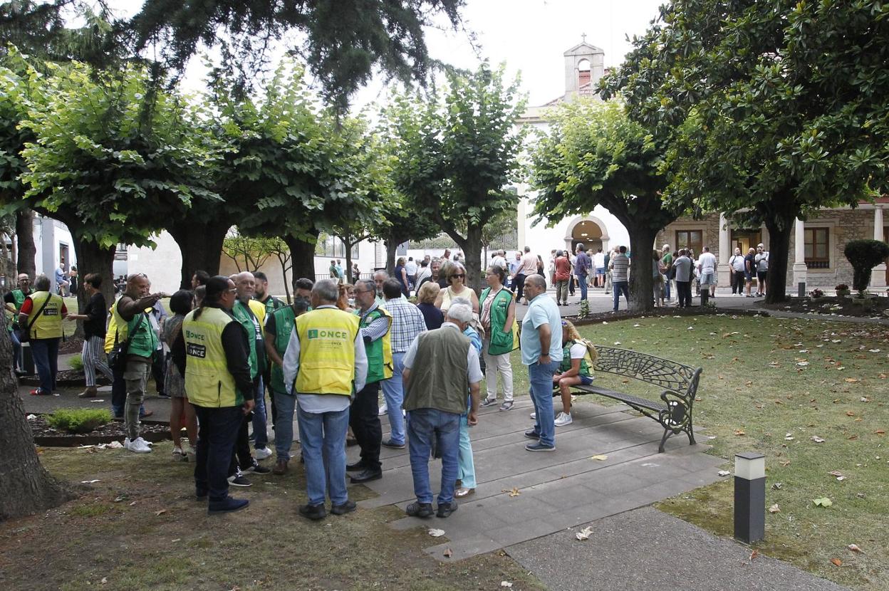 Compañeros de la ONCE, del grupo de montaña y familiares arroparon a la familia en el tanatorio. 