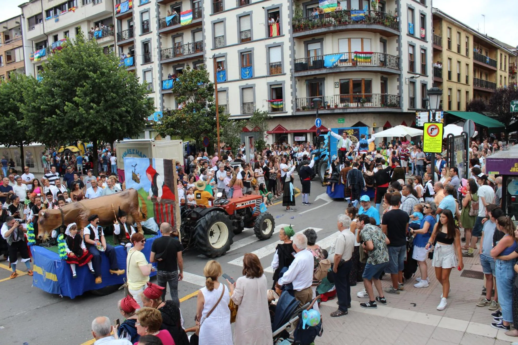 Numeroso público se concentró en el parque de La Llera para presenciar el gran desfile de El Bollu. 