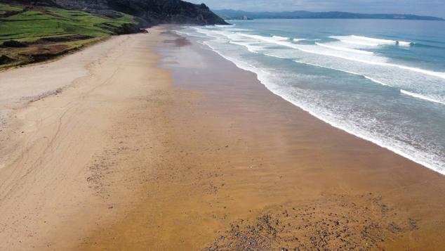Es considerada de las mejores playas asturianas, ideal también para practicar el surf. Dispone de varios chiringuitos y restaurantes por la zona. Además, es una playa con acceso a minusválidos, aseos, duchas y servicio de socorrismo. El nudismo se permite al final de la playa