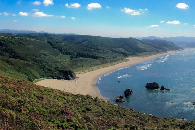Esta playa se encuentra al margen derecho del Playón de Bayas, considerada la más larga de Asturias. No posee ningún chiringuito pero sí duchas para los pies. Es también una playa recomendada para practicar surf. 
