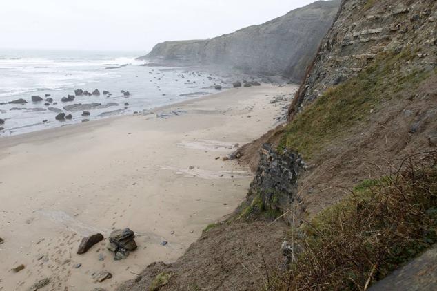 Es la playa nudista más concocida del concejo de Gijón. El único servicio del que dispone es el de salvamento.