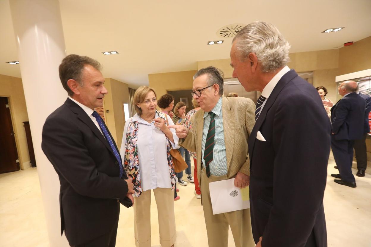 Jorge Suárez, alcalde de Gozón; Mariví Monteserín, alcaldesa de Avilés; Miguel Herrero de Miñón y Raimundo Abando, ayer, antes de la conferencia del ponente de la Constitución con la que arrancó la edición de este año de los Cursos de La Granda. 