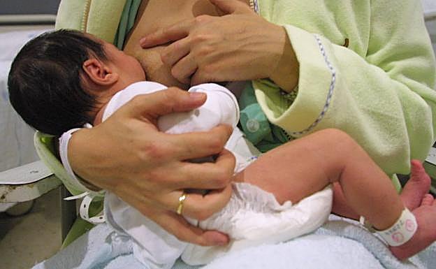 La OMS recomienda el inicio de la lactancia durante la primera hora de vidad tras el parto 