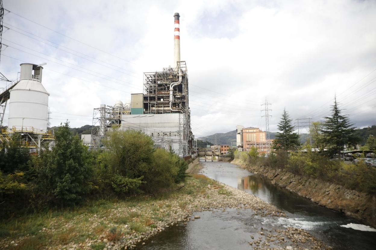 Las riberas del río Nalón junto a la central térmica de Lada, espacios que iban a ser los recuperados. 