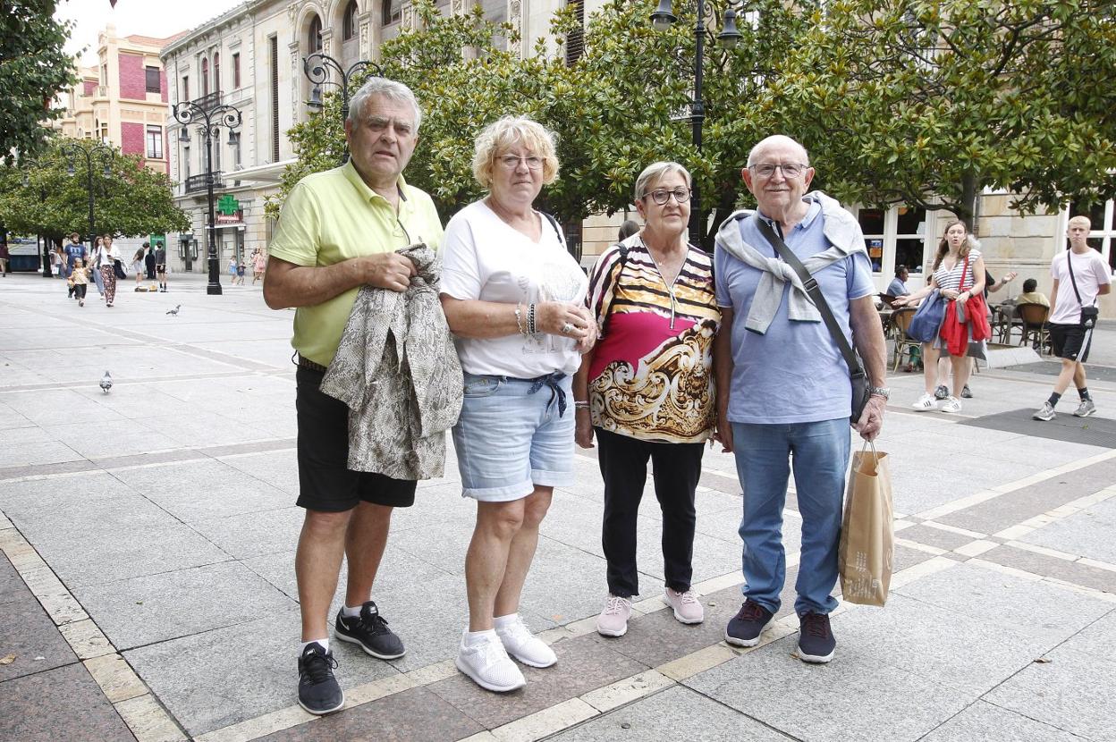 El grupo formado por Manuel Sanz, Magdalena Lausín, María Jesús Gil y José Manuel Gregorio, encantados de escapar del calor de Zaragoza. 