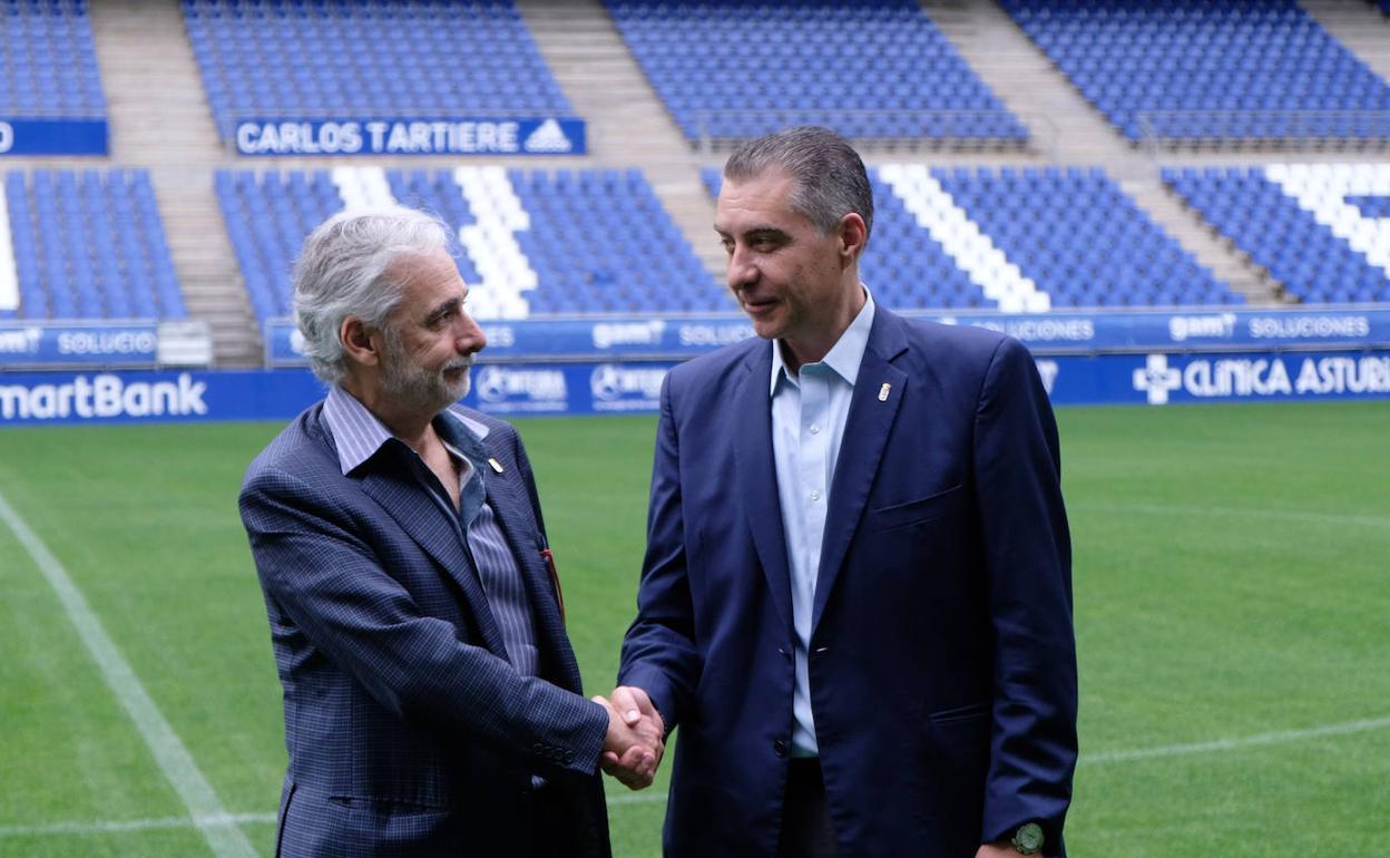 El máximo accionista del Real Oviedo y presidente del Grupo Pachuca, Jesús Martínez Patiño (i), saluda al presidente del club Martín Peláez (d) en el centro del estadio Carlos Tartiere. 