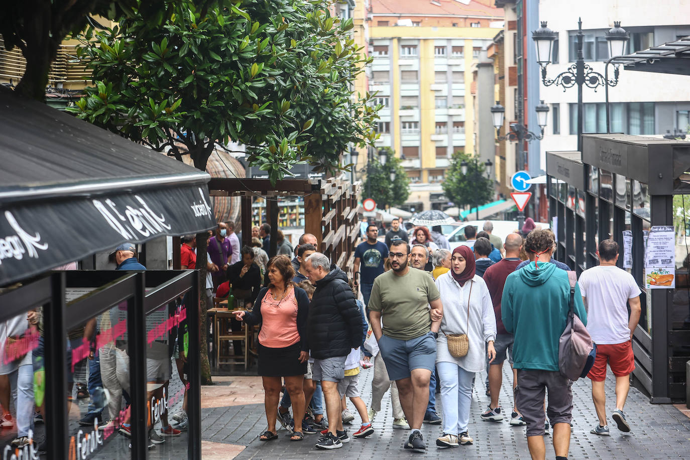 Fotos: Turistas bajo la lluvia asturiana