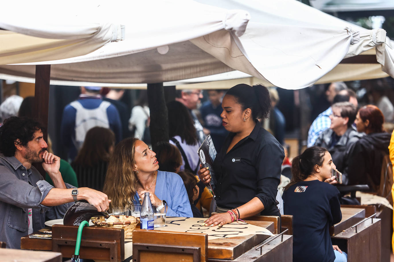 Fotos: Turistas bajo la lluvia asturiana