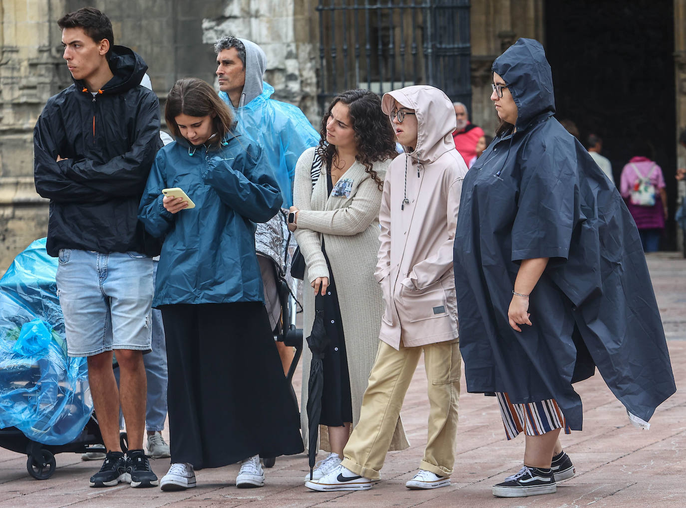 Fotos: Turistas bajo la lluvia asturiana
