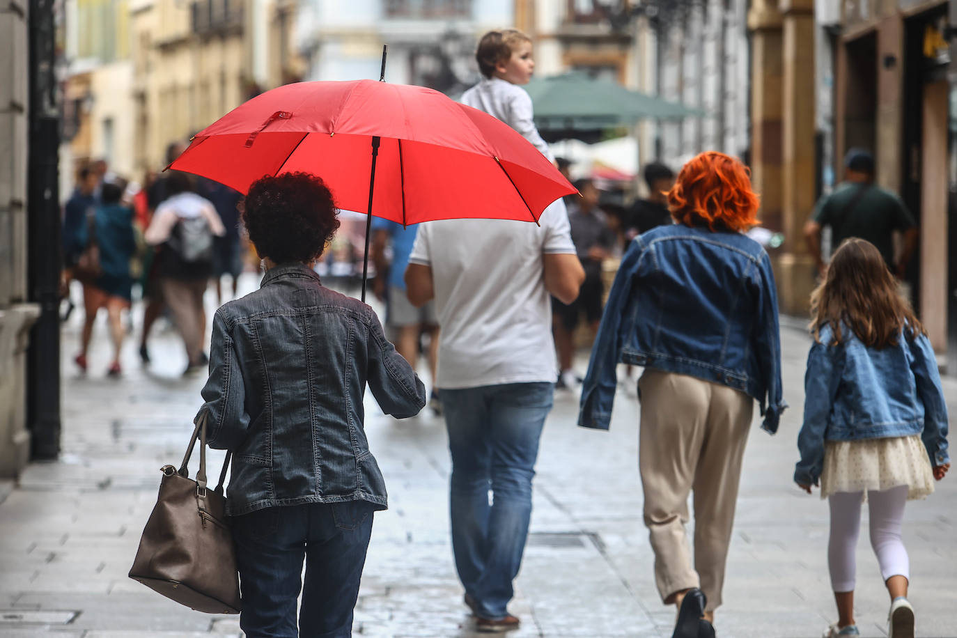 Fotos: Turistas bajo la lluvia asturiana