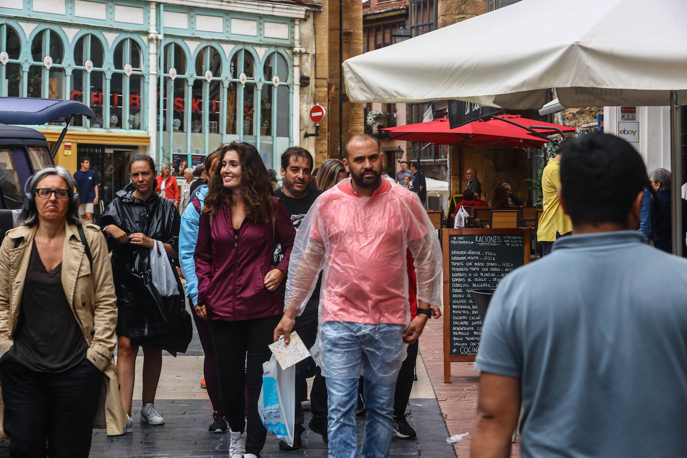 Fotos: Turistas bajo la lluvia asturiana