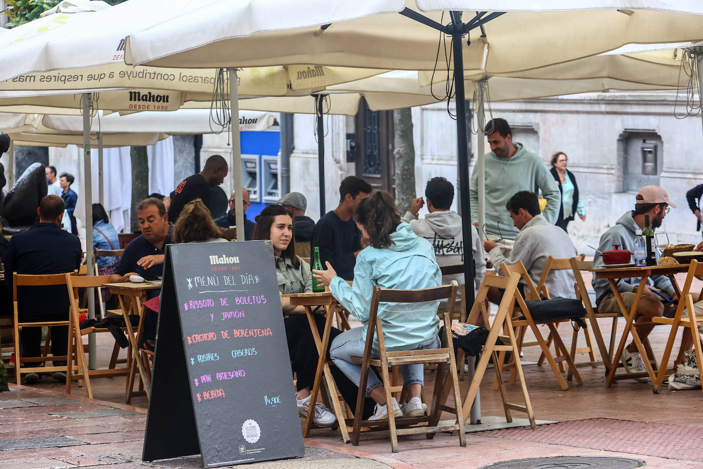 Fotos: Turistas bajo la lluvia asturiana