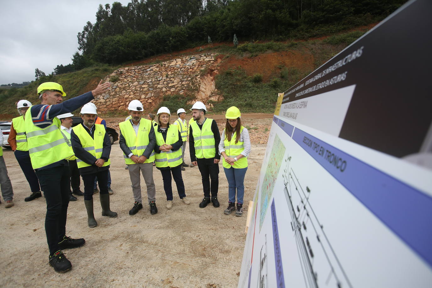 El secretario general de Infraestructuras, Xavier Flores, atiende a las explicaciones sobre la obra de estabilización del talud en Cornellana-Salas