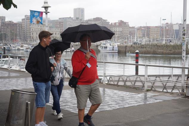 Fotos: Turistas bajo la lluvia asturiana