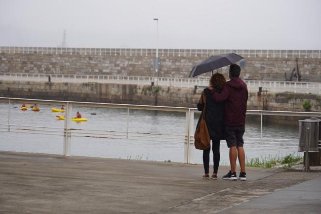 Fotos: Turistas bajo la lluvia asturiana