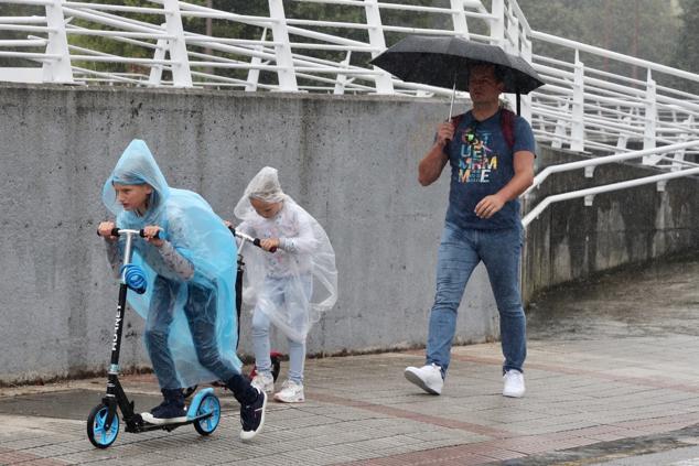 Fotos: Turistas bajo la lluvia asturiana