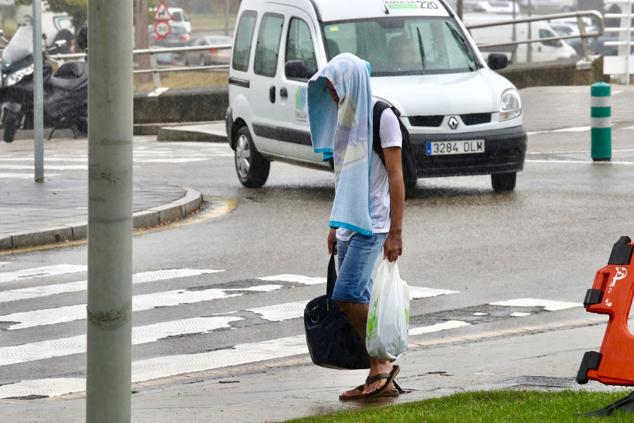 Fotos: Turistas bajo la lluvia asturiana