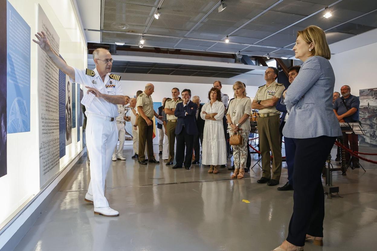 El comandante de Marina explica los paneles a autoridades e invitados, en la inauguración de la exposición, en la Antigua Rula. 