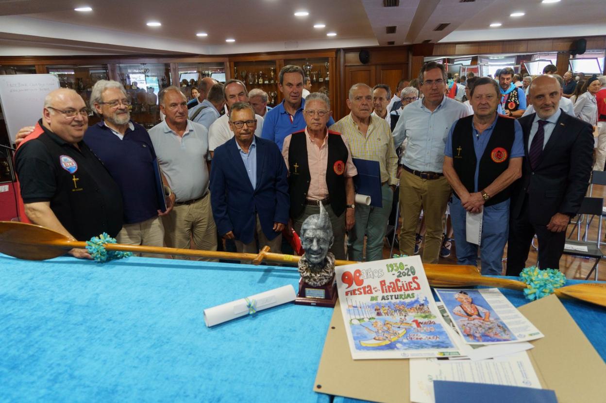 Los premiados de la Asociación Amigos Dionisio de la Huerta, con el empresario Fernando Couto y el presidente grupista Antonio Corripio. 