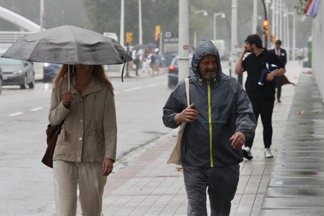 Fotos: Turistas bajo la lluvia asturiana