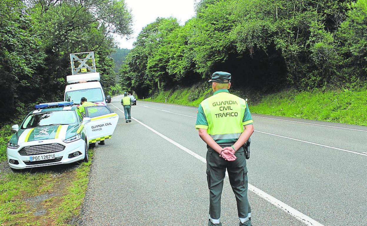 Agentes de la Guardia Civil de Tráfico en el lugar del accidente mortal de la carretera N-634.