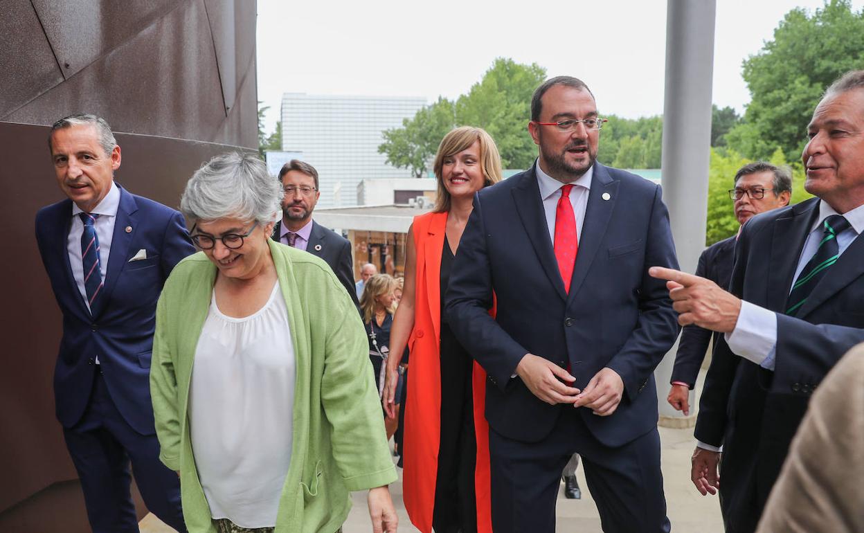 La acaldesa de Gijón, Ana González, junto al presidente del Principado, Adrián Barbón y la ministra de Educación, Pilar Alegría