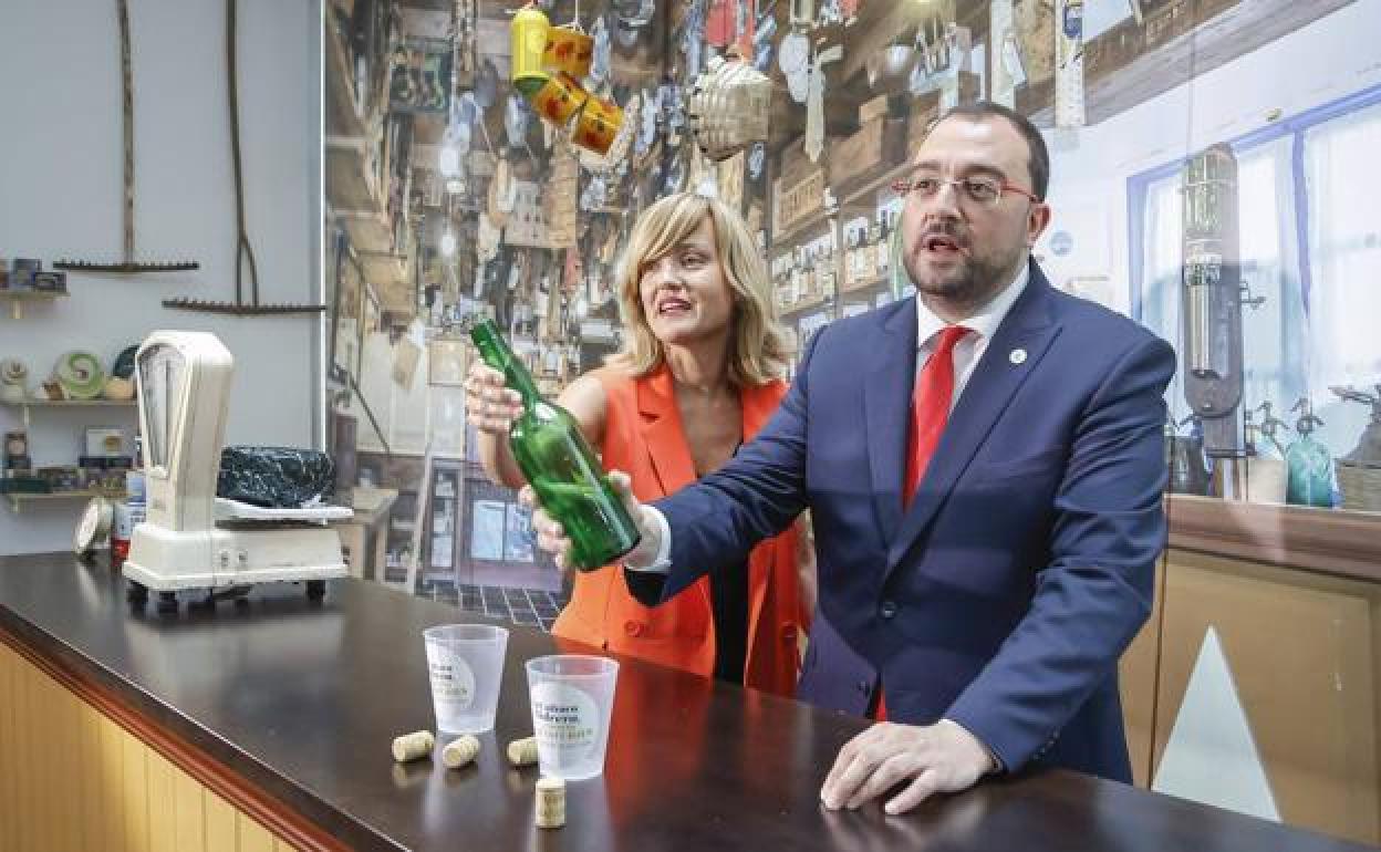 La ministra de Educación, Pilar Alegría, junto al presidente del Principado, Adrián Barbón, durante la inauguración de la Feria de Muestras. 