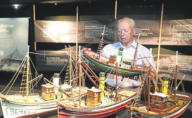 Maquetas de embarcaciones de los años 1920 y 1930, en manos de su autor, Genaro Ménendez.