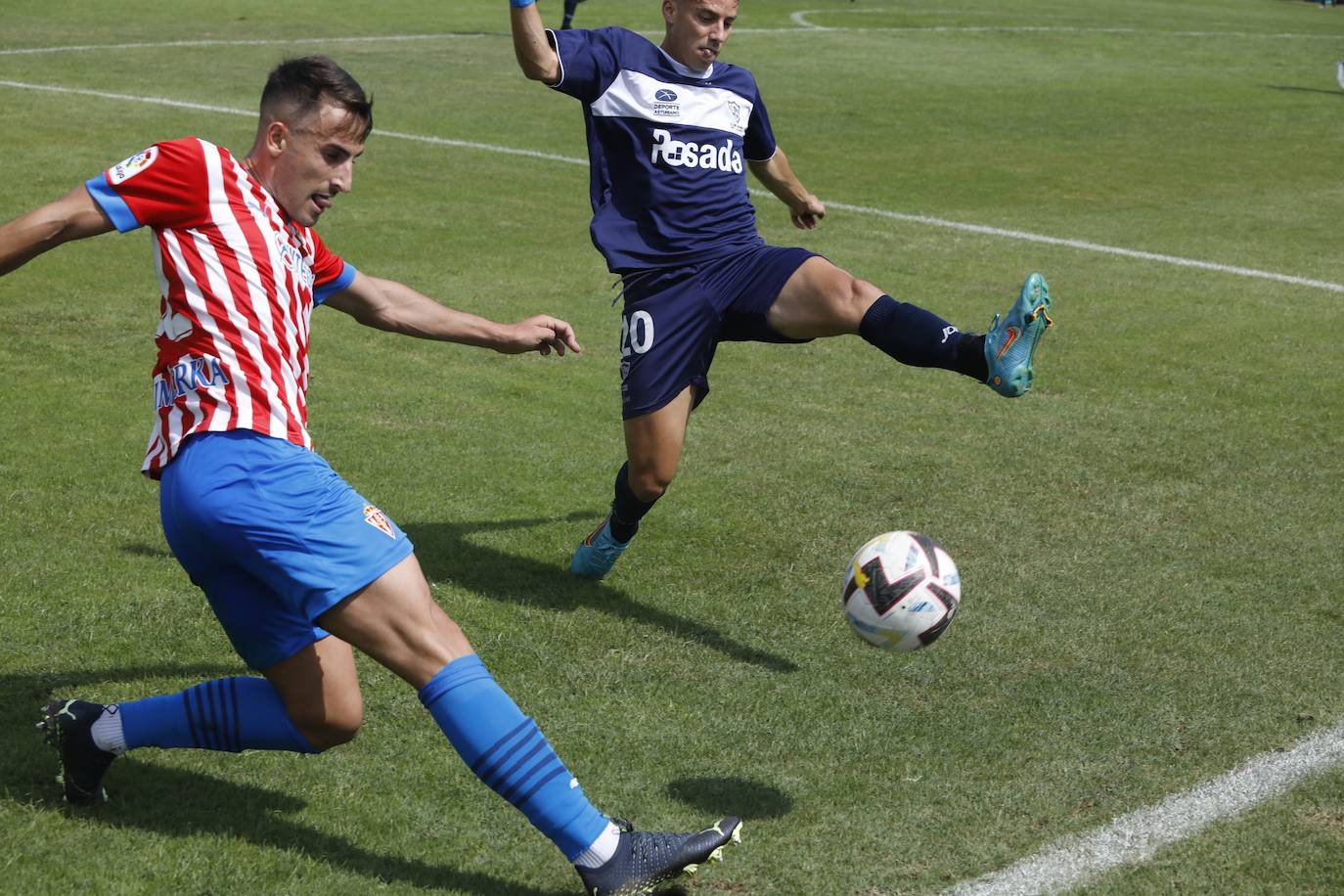 Fotos: La afición rojiblanca se vuelca con el Sporting en Luanco