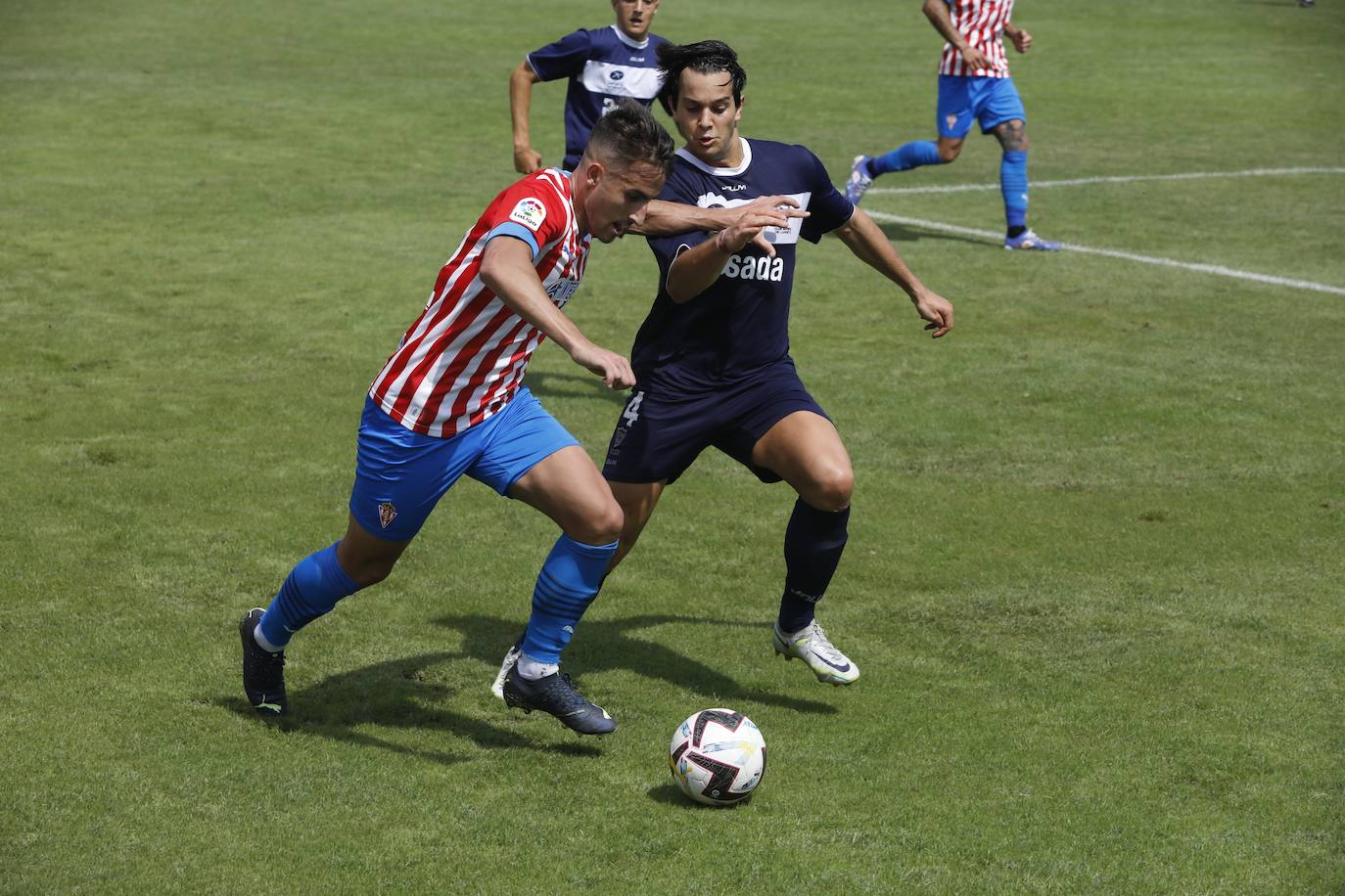 Fotos: La afición rojiblanca se vuelca con el Sporting en Luanco