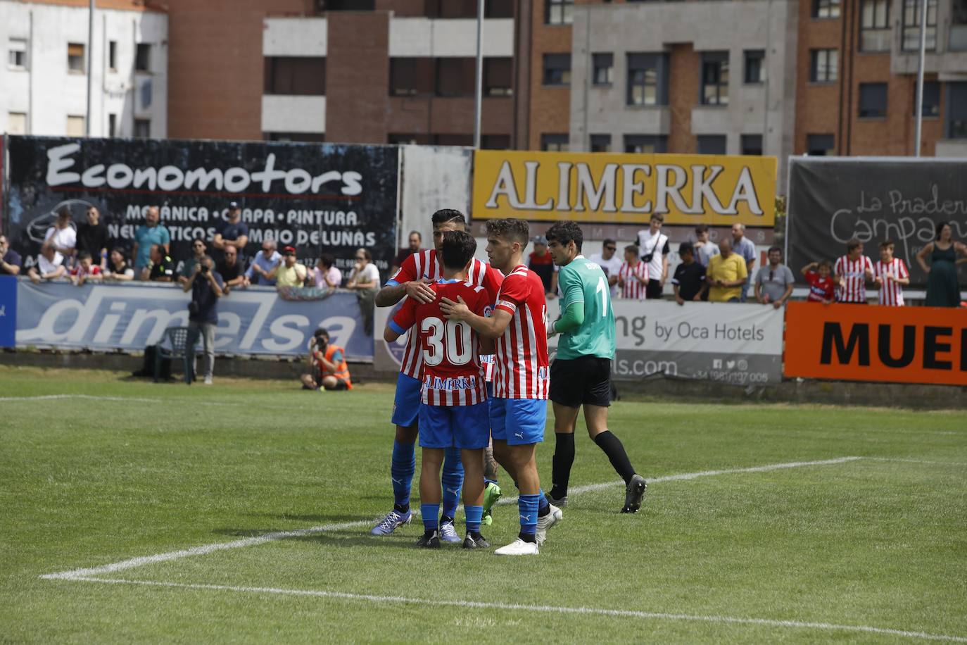 Fotos: La afición rojiblanca se vuelca con el Sporting en Luanco