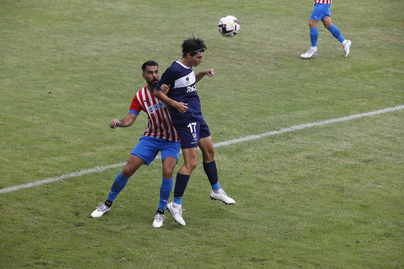 Fotos: La afición rojiblanca se vuelca con el Sporting en Luanco