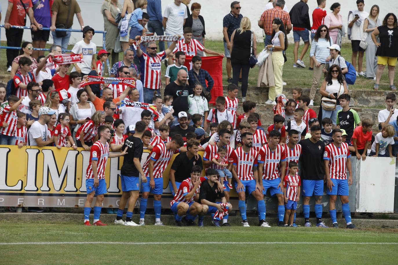 Fotos: La afición rojiblanca se vuelca con el Sporting en Luanco