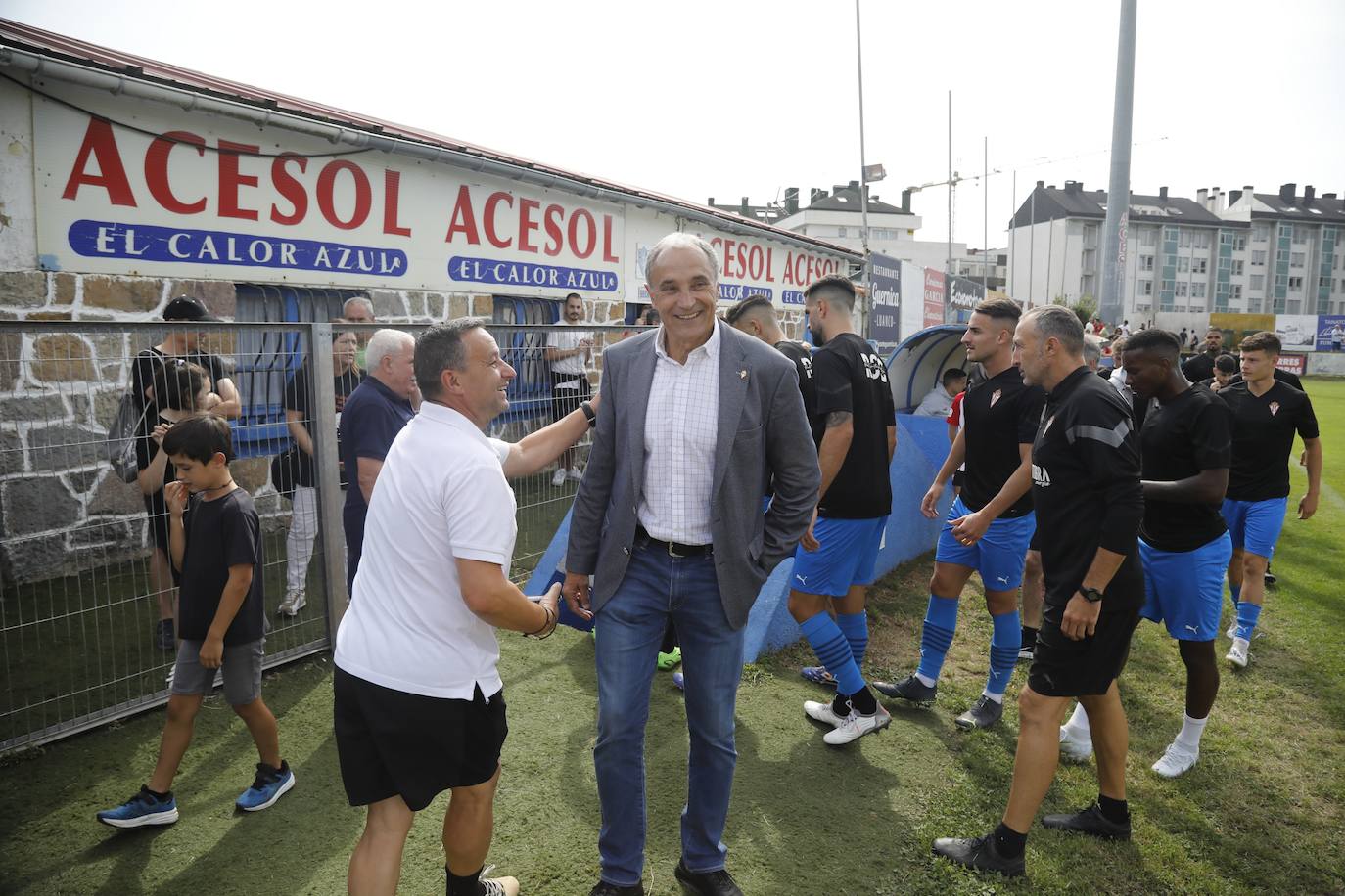 Fotos: La afición rojiblanca se vuelca con el Sporting en Luanco