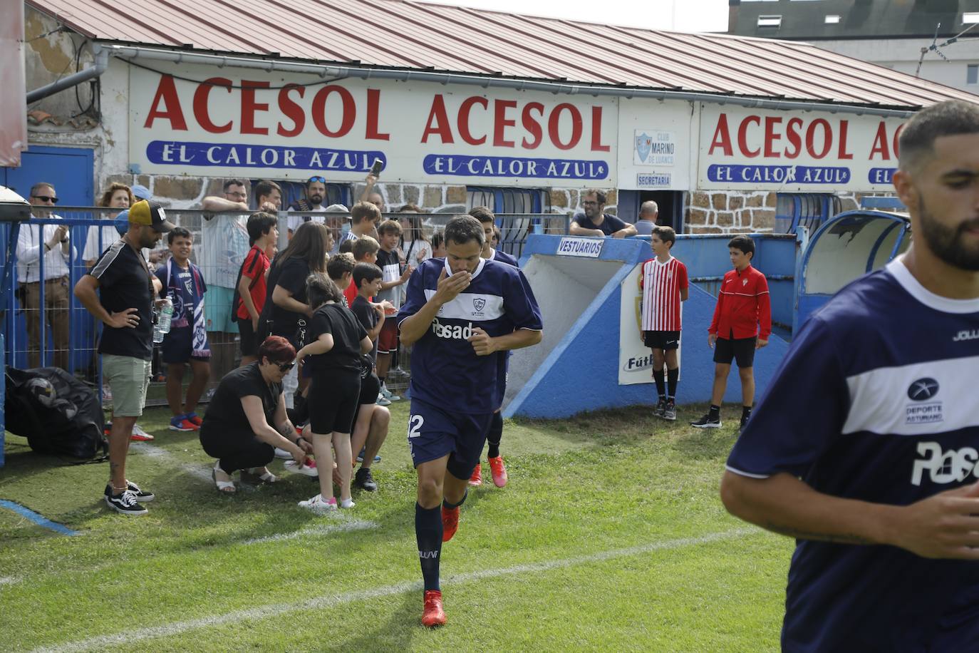 Fotos: La afición rojiblanca se vuelca con el Sporting en Luanco